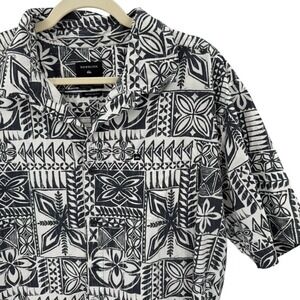 Quiksilver Mens XL Black White Hawaiian Floral Print Short Sleeve Shirt‎